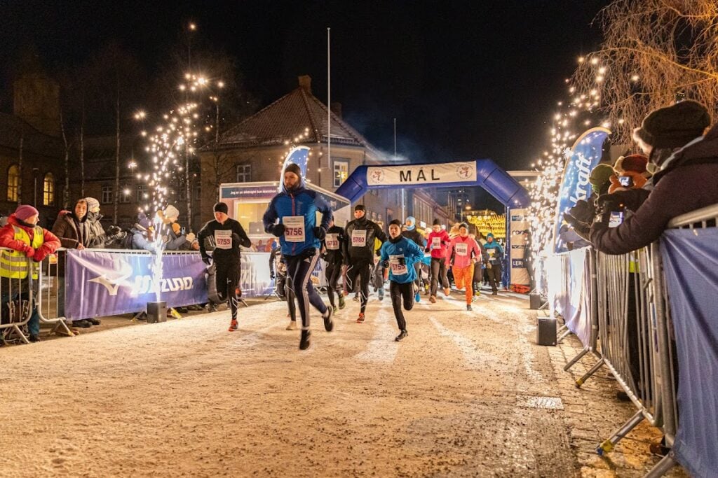 Foto av løpere i byen
